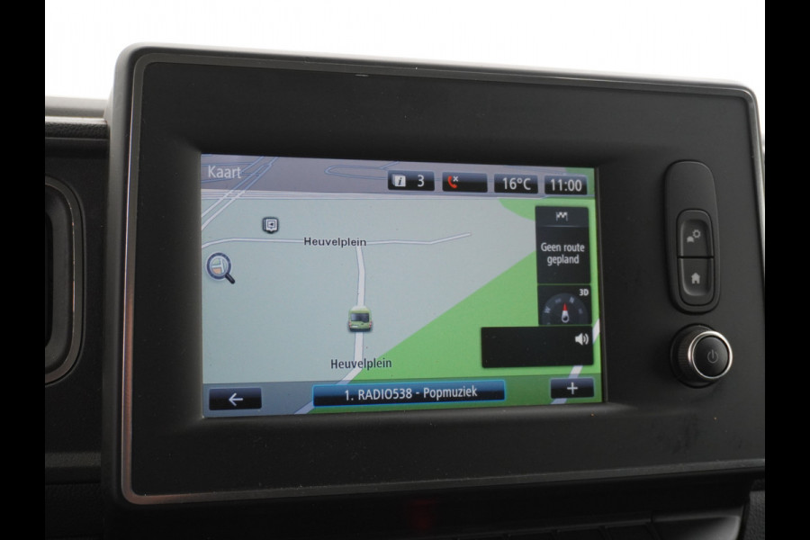 Renault Master T35 2.3dCi 135pk L2H2 3p Navi Camera Airco Pdc Trekhaak Cruise Control R-Link Nieuw Model ! Bluetooth DAB Led Regensensor Betonplex Vloer Lat om Lat Betimmering 1e Eigenaar 2.500kg Trekgewicht Euro 6