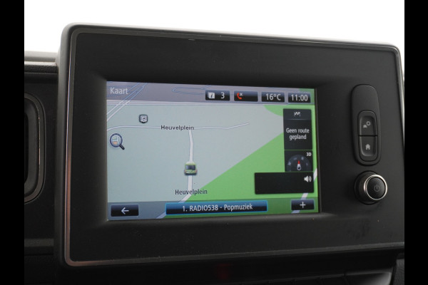 Renault Master T35 2.3dCi 135pk L2H2 3p Navi Camera Airco Pdc Trekhaak Cruise Control R-Link Nieuw Model ! Bluetooth DAB Led Regensensor Betonplex Vloer Lat om Lat Betimmering 1e Eigenaar 2.500kg Trekgewicht Euro 6