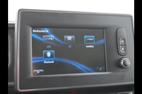Renault Master T35 2.3dCi 135pk L2H2 3p Navi Camera Airco Pdc Trekhaak Cruise Control R-Link Nieuw Model ! Bluetooth DAB Led Regensensor Betonplex Vloer Lat om Lat Betimmering 1e Eigenaar 2.500kg Trekgewicht Euro 6