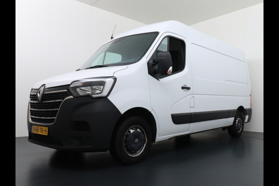 Renault Master T35 2.3dCi 135pk L2H2 3p Navi Camera Airco Pdc Trekhaak Cruise Control R-Link Nieuw Model ! Bluetooth DAB Led Regensensor Betonplex Vloer Lat om Lat Betimmering 1e Eigenaar 2.500kg Trekgewicht Euro 6