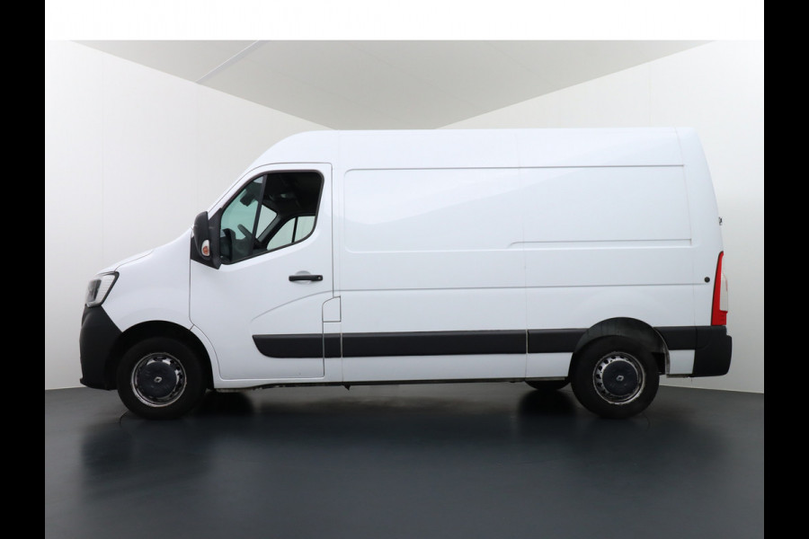Renault Master T35 2.3dCi 135pk L2H2 3p Navi Camera Airco Pdc Trekhaak Cruise Control R-Link Nieuw Model ! Bluetooth DAB Led Regensensor Betonplex Vloer Lat om Lat Betimmering 1e Eigenaar 2.500kg Trekgewicht Euro 6