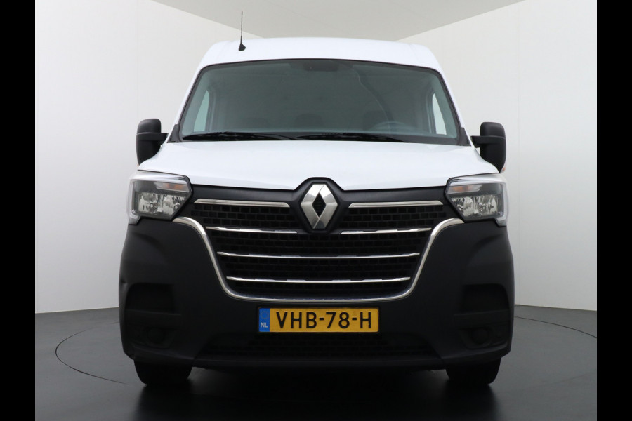 Renault Master T35 2.3dCi 135pk L2H2 3p Navi Camera Airco Pdc Trekhaak Cruise Control R-Link Nieuw Model ! Bluetooth DAB Led Regensensor Betonplex Vloer Lat om Lat Betimmering 1e Eigenaar 2.500kg Trekgewicht Euro 6