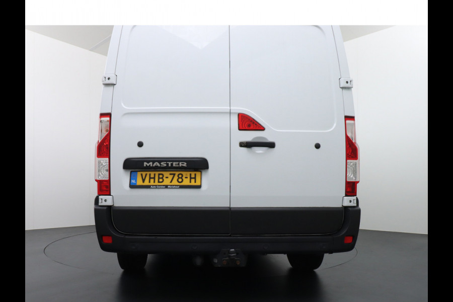 Renault Master T35 2.3dCi 135pk L2H2 3p Navi Camera Airco Pdc Trekhaak Cruise Control R-Link Nieuw Model ! Bluetooth DAB Led Regensensor Betonplex Vloer Lat om Lat Betimmering 1e Eigenaar 2.500kg Trekgewicht Euro 6