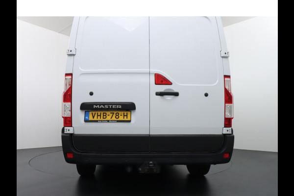 Renault Master T35 2.3dCi 135pk L2H2 3p Navi Camera Airco Pdc Trekhaak Cruise Control R-Link Nieuw Model ! Bluetooth DAB Led Regensensor Betonplex Vloer Lat om Lat Betimmering 1e Eigenaar 2.500kg Trekgewicht Euro 6