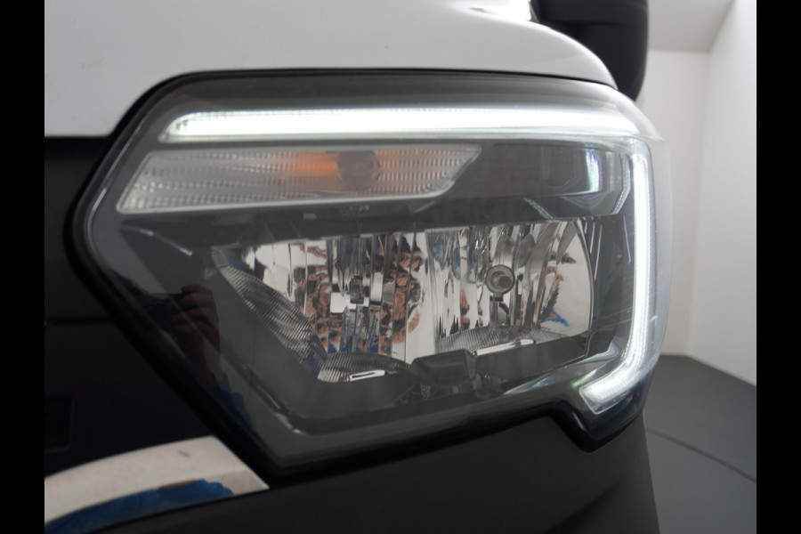 Renault Master T35 2.3dCi 135pk L2H2 3p Navi Camera Airco Pdc Trekhaak Cruise Control R-Link Nieuw Model ! Bluetooth DAB Led Regensensor Betonplex Vloer Lat om Lat Betimmering 1e Eigenaar 2.500kg Trekgewicht Euro 6