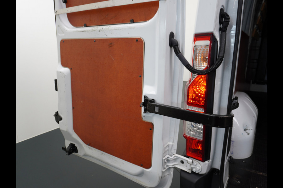 Renault Master T35 2.3dCi 135pk L2H2 3p Navi Camera Airco Pdc Trekhaak Cruise Control R-Link Nieuw Model ! Bluetooth DAB Led Regensensor Betonplex Vloer Lat om Lat Betimmering 1e Eigenaar 2.500kg Trekgewicht Euro 6