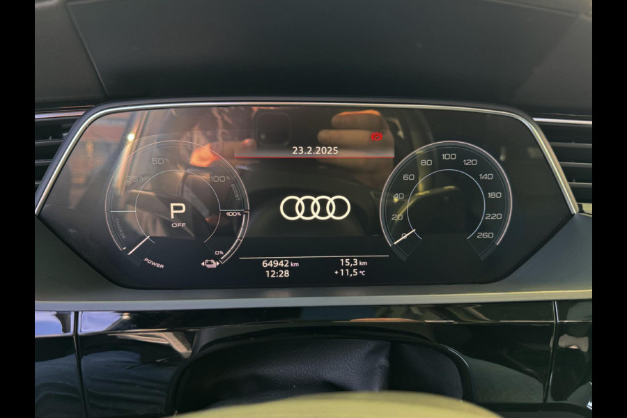 Audi e-tron 55 Quattro S Edition 95 kWh - Panorama-dak I 22inch velgen I Leer I Camera I Airco I Enzz....