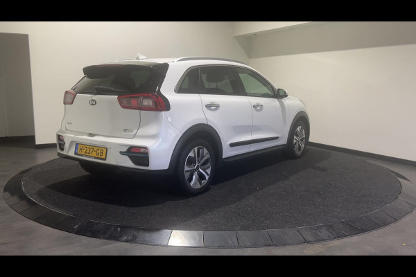 Kia e-Niro ExecutiveLine 64 kWh | Adaptieve cruise control | Warmtepomp | Verwarmde en geventileerde stoelen |  SoH (batterijcheck) 100 % score!