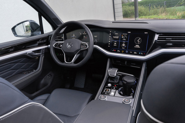 Volkswagen Touareg 3.0 TSI eHybrid 4MOTION / Puglia / Luchtvering/ Virtual Cockpit/ Panoramadak/ Trekhaak/ 280kW (381PK)