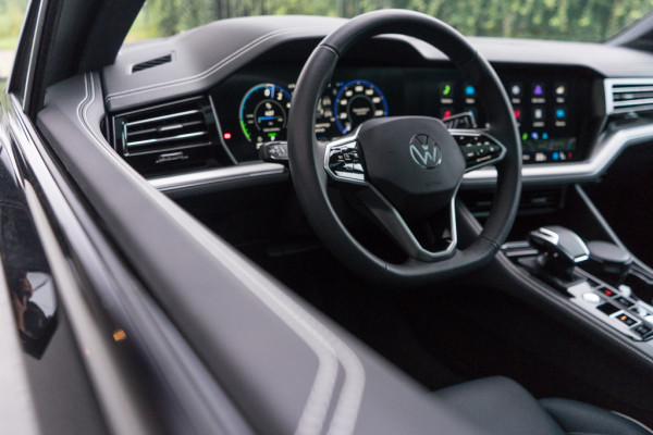 Volkswagen Touareg 3.0 TSI eHybrid 4MOTION / Puglia / Luchtvering/ Virtual Cockpit/ Panoramadak/ Trekhaak/ 280kW (381PK)