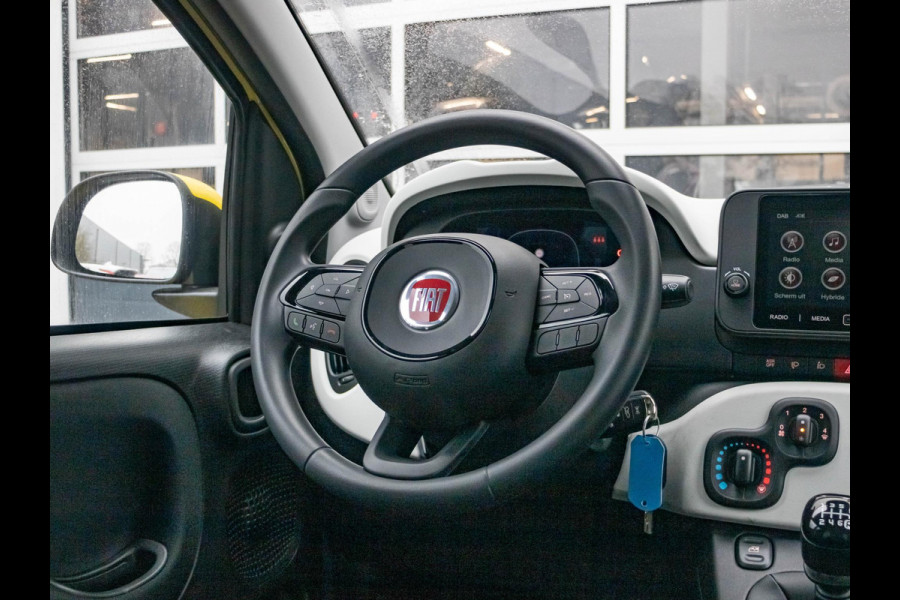 Fiat Panda Hybrid Pandina | Uit voorraad leverbaar | Airco | Cruise | Priv Glass | Dakrails | 15" | PDC | Apple Carply | Bicolore