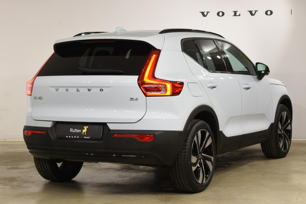 Volvo XC40 B4 211PK Automaat Ultimate Dark / Panoramadak / Harman Kardon / Lederen bekleding / Elektrische stoelen / 20'' Velgen / 360 camera