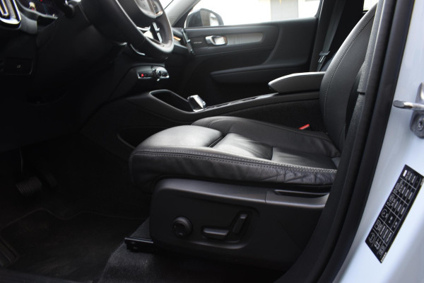 Volvo XC40 B4 211PK Automaat Ultimate Dark / Panoramadak / Harman Kardon / Lederen bekleding / Elektrische stoelen / 20'' Velgen / 360 camera