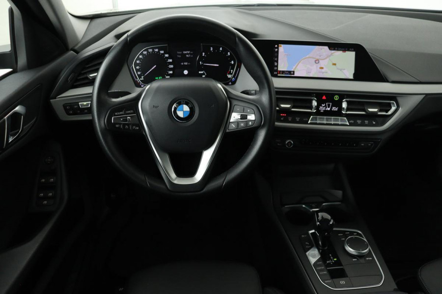 BMW 1-serie 118i Advantage | Panoramadak | Stoelverwarming | Camera | Sportstoelen | Full LED | Navigatie | Live Cockpit