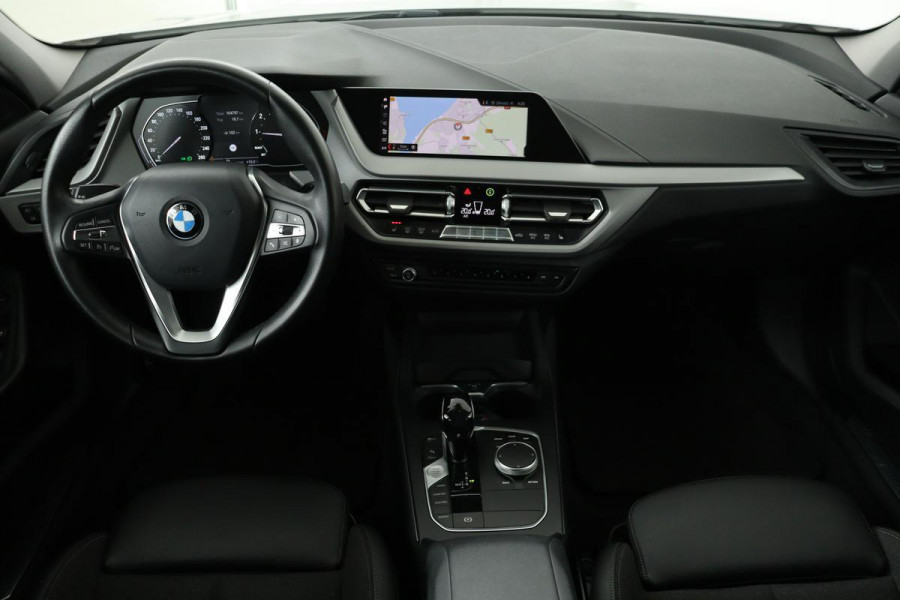 BMW 1-serie 118i Advantage | Panoramadak | Stoelverwarming | Camera | Sportstoelen | Full LED | Navigatie | Live Cockpit