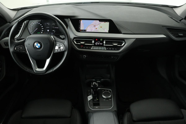 BMW 1-serie 118i Advantage | Panoramadak | Stoelverwarming | Camera | Sportstoelen | Full LED | Navigatie | Live Cockpit