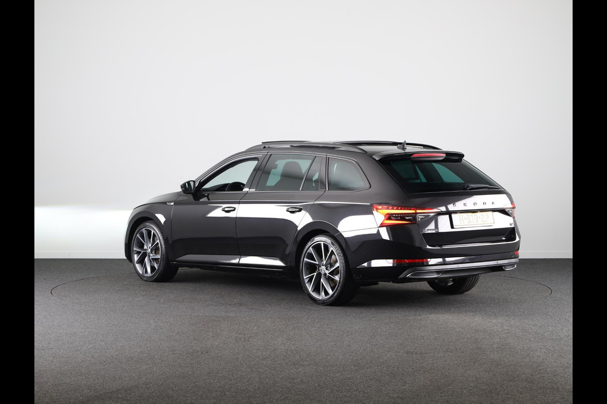 Škoda Superb Combi 1.4 TSI iV Sportline Business 218pk | Panoramadak | Adaptieve cruise controle | Verwarmbare voorstoelen en achterbank Škoda Superb Combi 1.4 TSI iV Sportline Business 218pk | Panoramadak | Adaptieve cruise controle | Verwarmbare voorstoelen en achterbank
