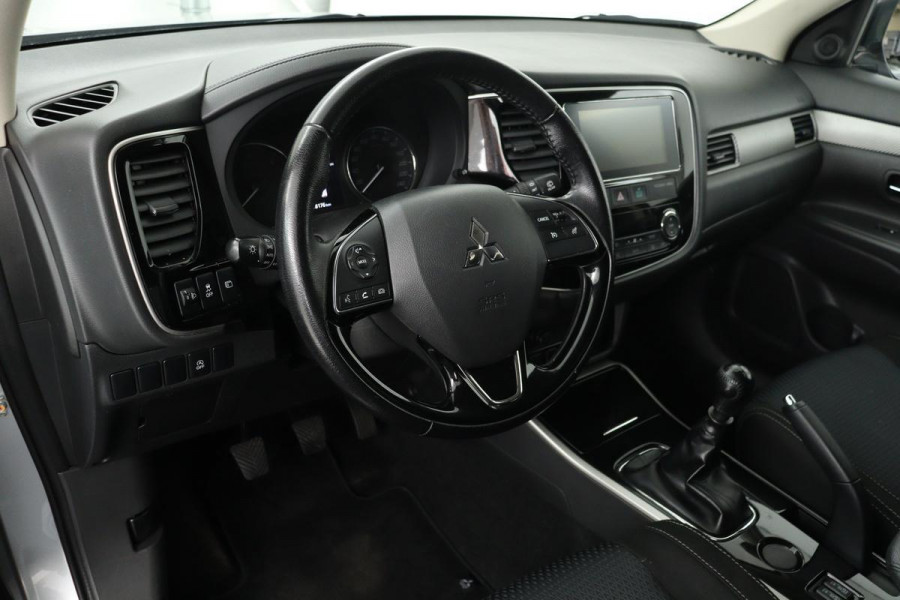 Mitsubishi Outlander 2.2 DI-D VAN | Trekhaak | Stoelverwarming | Camera | Full LED | Climate control | Cruise control