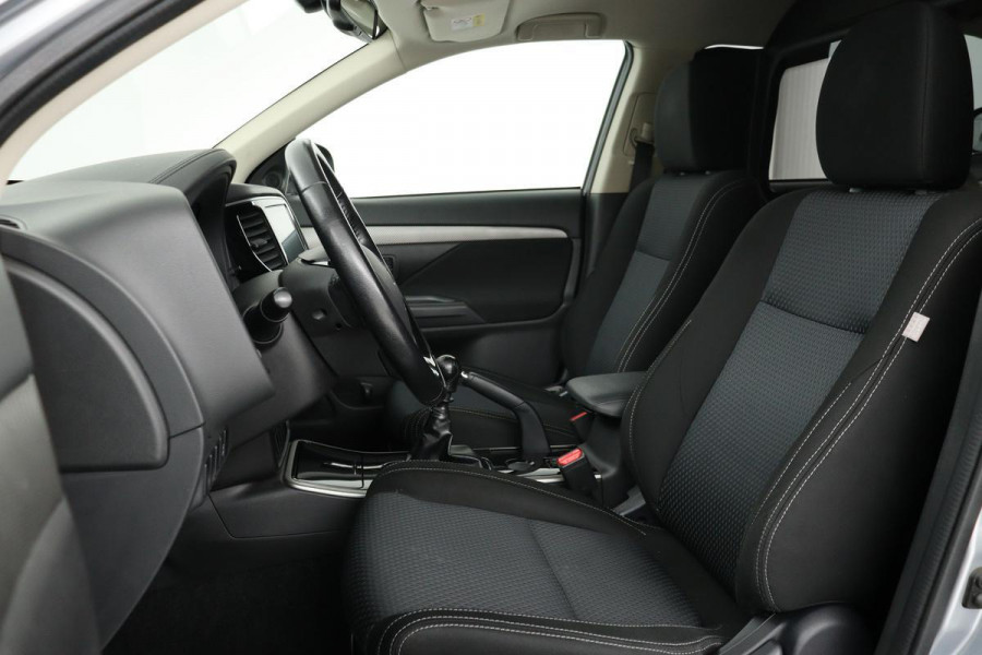 Mitsubishi Outlander 2.2 DI-D VAN | Trekhaak | Stoelverwarming | Camera | Full LED | Climate control | Cruise control