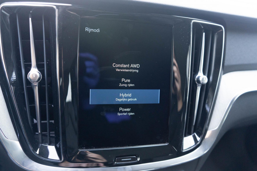 Volvo V60 T6 340PK Automaat Recharge AWD Inscription Semi-elektrisch inklapbare trekhaak / Lederen bekleding / Stoel- en stuurverwarming /  Harman Kardon / Volvo On-Call / Keyless Entry / Elektrische stoelen met geheugen / Apple Carplay /