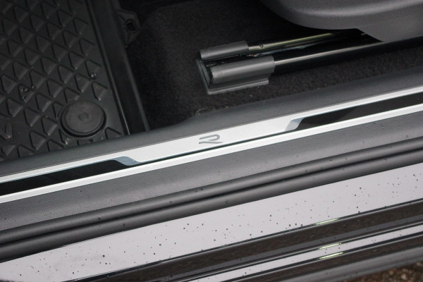 Volkswagen Tiguan 1.4 TSI 245 PK eHybrid R-Line BNS PHEV, Panoramadak, Trekhaak, IQ-Light, DCC, Adaptieve Cruise Control