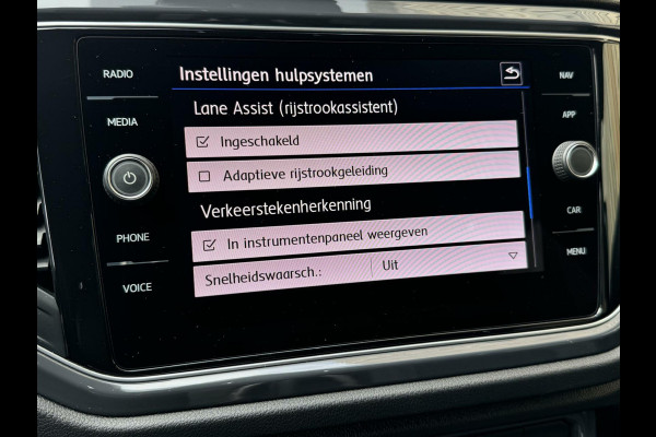 Volkswagen T-Roc 1.5 TSI R-line Automaat | Panoramadak | LED | Stoelverwarming | Keyless entry&start | Elektrisch bedienbare achterklep | DAB rad