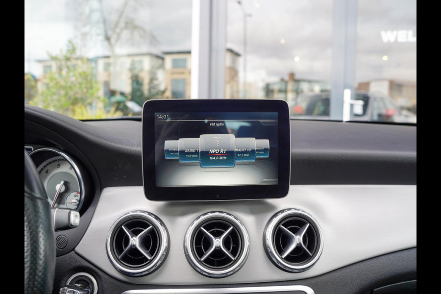 Mercedes-Benz GLA 200 AMG Line / Pano / CarPlay / Stoelverwarming / Sensoren / Elek. Klep / Trekhaak / Dodehoek