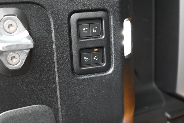 Land Rover Defender 110 5.0 P525 110 V8 URBAN ACC Trekhaak Pano HUD 360 Cam Meridian 22''