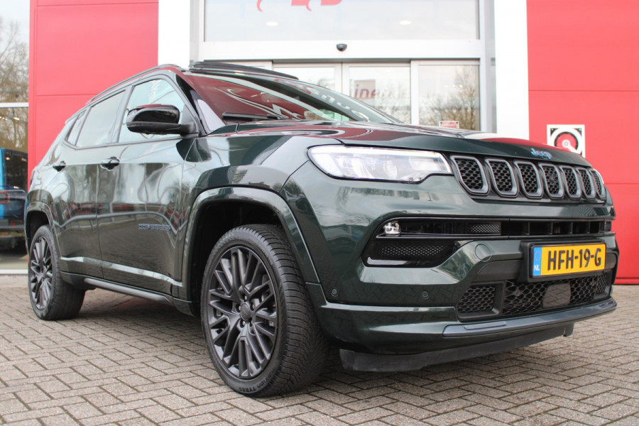 Jeep Compass 4xe 240PK Plug-in Hybrid S | PANORAMISCH SCHUIF/KANTELDAK | ALPINE AUDIO SYSTEM | ELEKTRISCH VERSTELBARE VOORSTOELEN | 360° CAMERA | KEYLESS ENTRY/START | LEDEREN BEKLEDING | DRAADLOZE APPLE CARPLAY/ANDROID AUTO | NAVIGATIE | DODEHOEK DETECTIE | DRAADLOZE TELEFOONLADER | STOEL/STUUR VERWARMING | 19" LICHTMETALEN VELGEN |