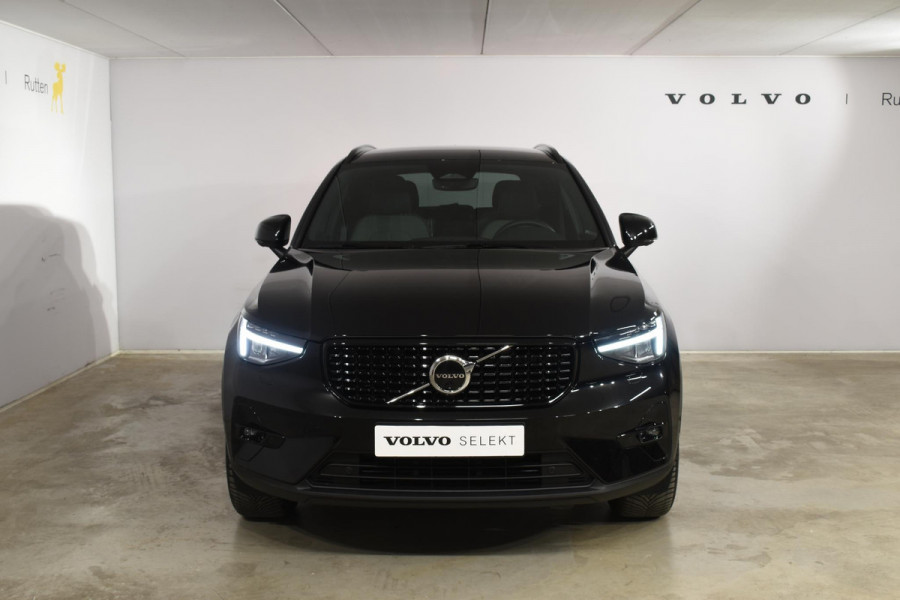 Volvo XC40 B4 211PK Automaat Plus Dark / Climate pack / Donker getint glas / Adaptieve cruise control / DAB+ / El. Achterklep