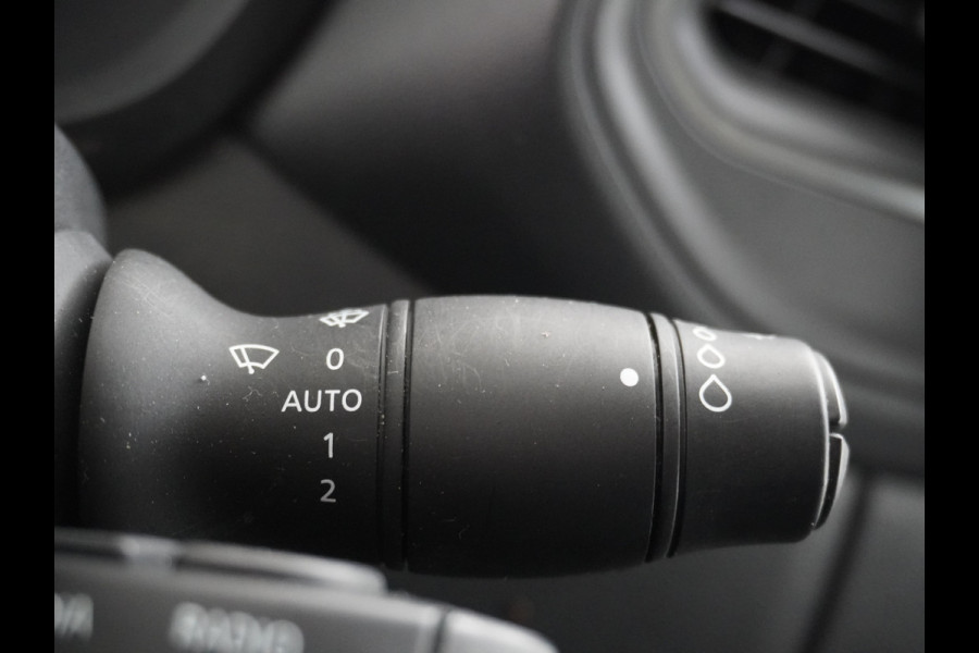 Renault Master T35 2.3dCi 135pk L2H2 3p Navi Camera Airco Pdc Trekhaak Cruise Control R-Link Nieuw Model ! Bluetooth DAB Led Regensensor Betonplex Vloer Lat om Lat Betimmering 1e Eigenaar 2.500kg Trekgewicht Euro 6