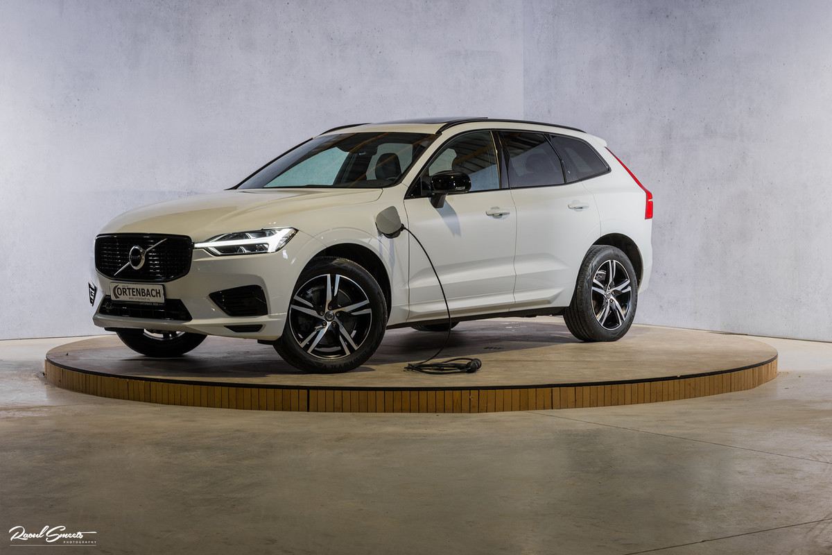 Volvo XC60 2.0 Recharge T8 AWD R-Design | Panorama dak | Zwenkbare trekhaak | Apple carplay | Cruise control |