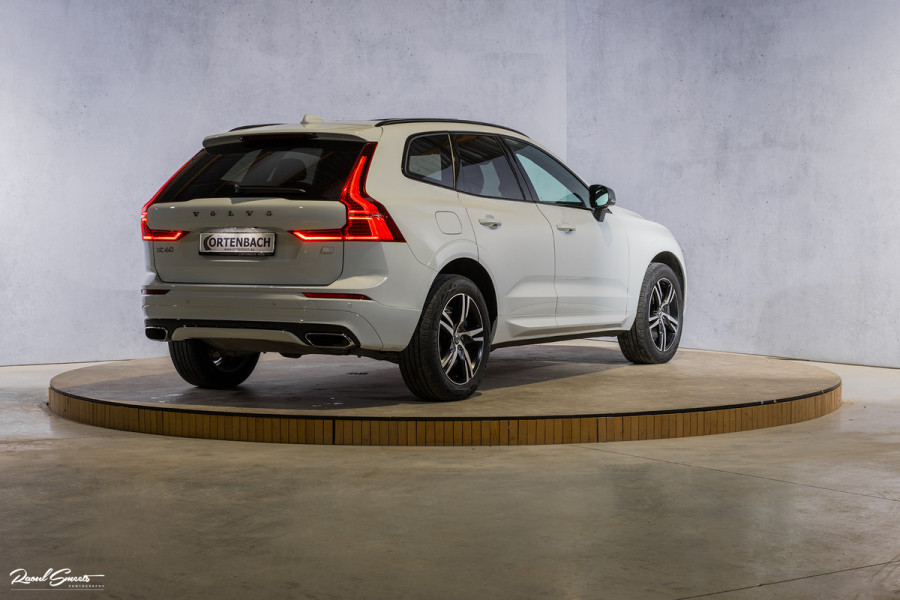 Volvo XC60 2.0 Recharge T8 AWD R-Design | Panorama dak | Zwenkbare trekhaak | Apple carplay | Cruise control |