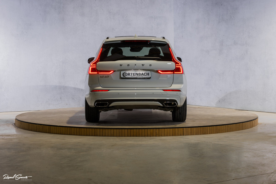 Volvo XC60 2.0 Recharge T8 AWD R-Design | Panorama dak | Zwenkbare trekhaak | Apple carplay | Cruise control |