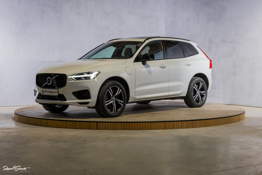 Volvo XC60 2.0 Recharge T8 AWD R-Design | Panorama dak | Zwenkbare trekhaak | Apple carplay | Cruise control |