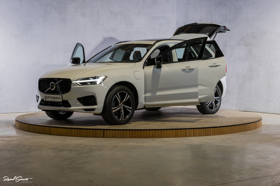 Volvo XC60 2.0 Recharge T8 AWD R-Design | Panorama dak | Zwenkbare trekhaak | Apple carplay | Cruise control |