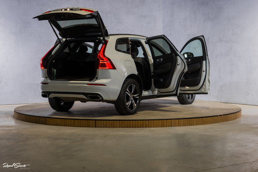 Volvo XC60 2.0 Recharge T8 AWD R-Design | Panorama dak | Zwenkbare trekhaak | Apple carplay | Cruise control |