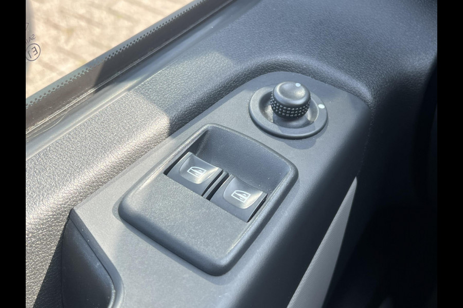 Nissan NV300 1.6 dCi 120 L2H1 Optima 3 Zitplaatsen,Navi,Trekhaak,121pk,Airco,Cruise,PDC,Imperiaal,6 Bak,Elek Ramen,N.A.P,Nieuwe Apk bij Aflevering