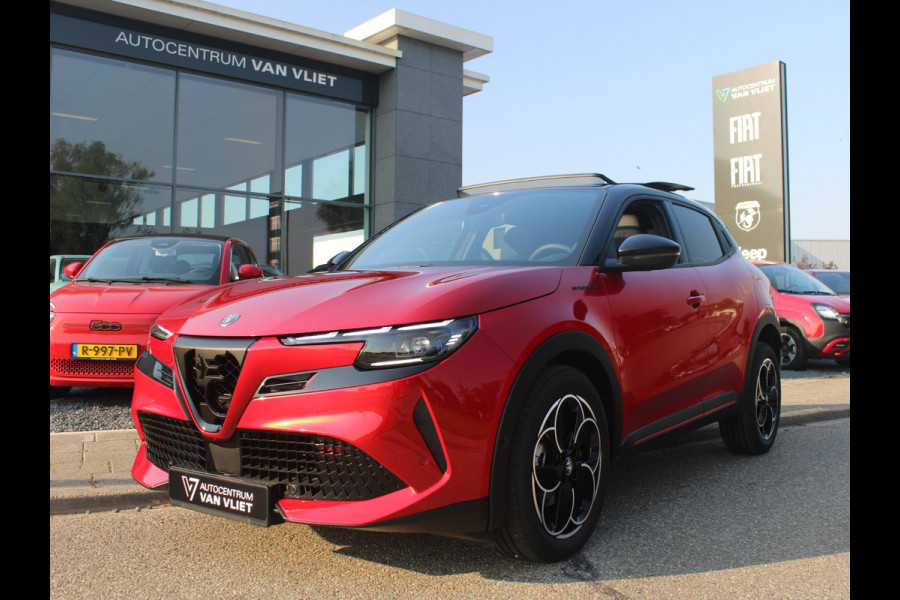 Alfa Romeo junior Elettrica Speciale 54 kWh | Uit voorraad leverbaar | Schuif/Kanteldak | Pack Techno | Brera Red | Dak Zwart