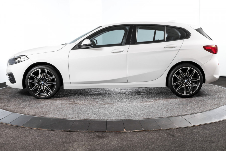 BMW 1-serie 118i 140 PK Corporate High Executive | Cruise | PDC | NAV+ Apple Car Play | EEC | LM 19" |