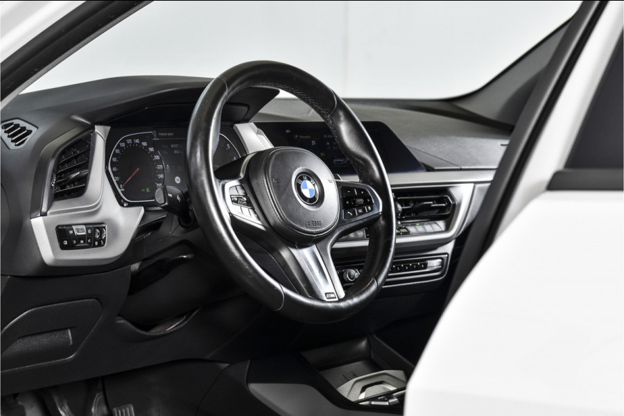 BMW 1-serie 118i 140 PK Corporate High Executive | Cruise | PDC | NAV+ Apple Car Play | EEC | LM 19" |