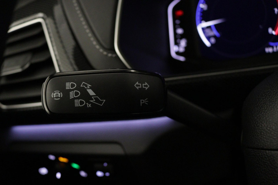 Volkswagen T-Cross Volkswagen R-Line | 'App-Connect' draadloze smartphone integratie | Achterlichten LED | Afstandscontrolesysteem (Front Assist)