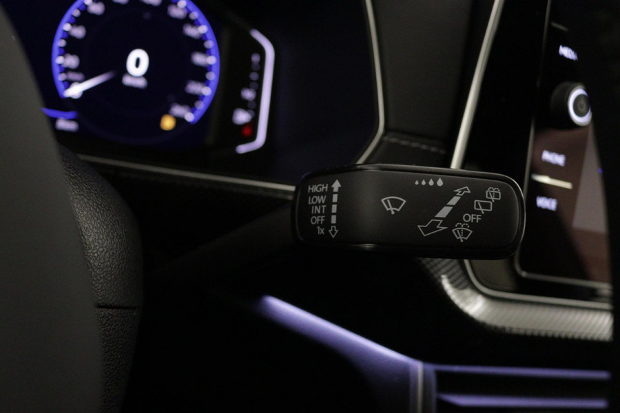 Volkswagen T-Cross Volkswagen R-Line | 'App-Connect' draadloze smartphone integratie | Achterlichten LED | Afstandscontrolesysteem (Front Assist)