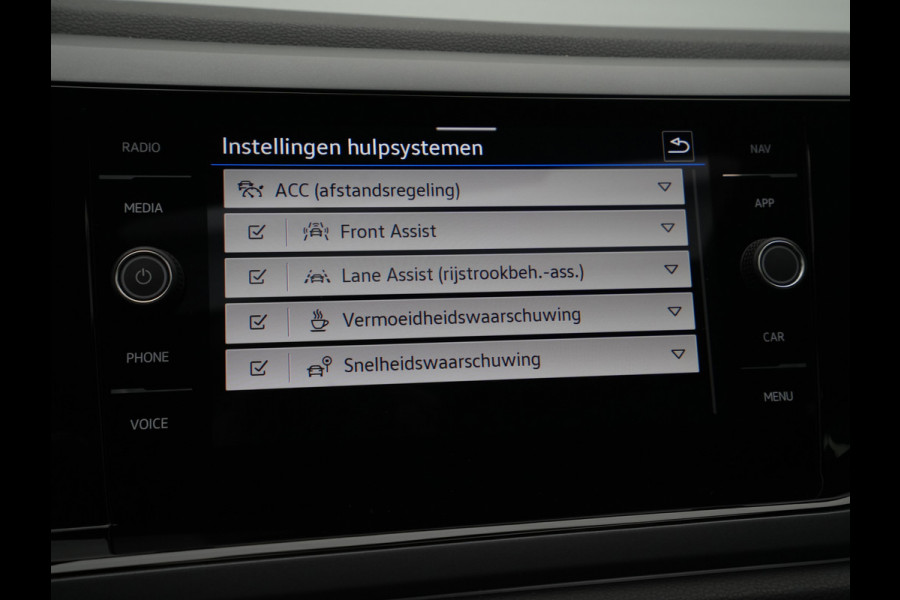Volkswagen Polo 1.0 TSI 95 7DSG R-Line | 'App-Connect' draadloze smartphone integratie | Achterlichten LED, luxe uitgevoerd incl. dynamische knipperlichten | Afstandscontrolesysteem (Front Assist)