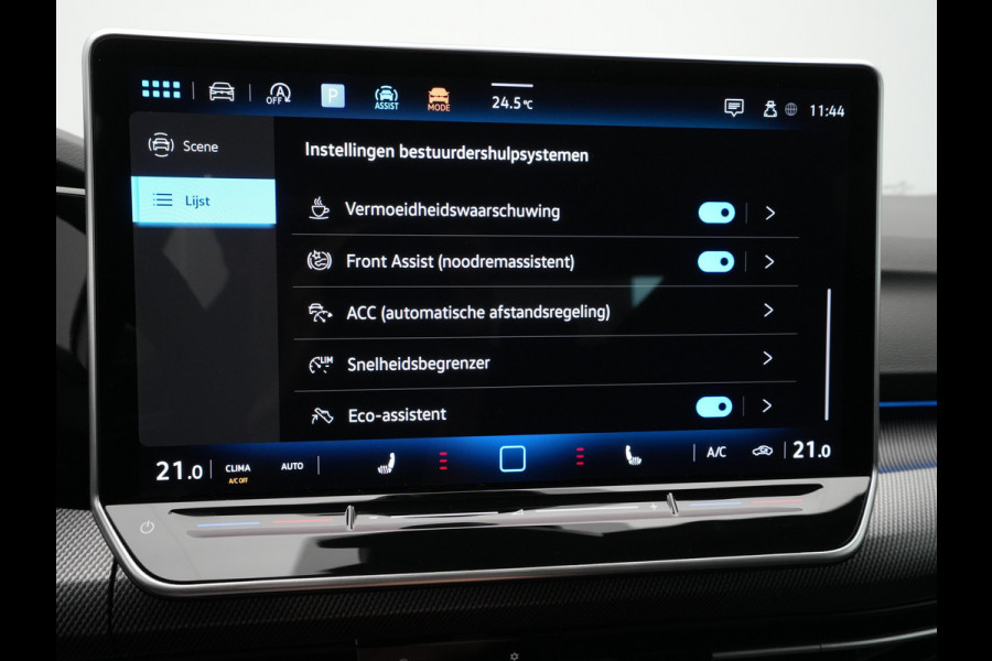 Volkswagen Golf 1.5 eTSI 116 7DSG R-Line Edition | 'App-Connect' draadloze smartphone integratie | Achterbank in ongelijke delen neerklapbaar incl. middenarmsteun en doorlaadmogelijkheid | Afstandscontrolesysteem (Front Assist)