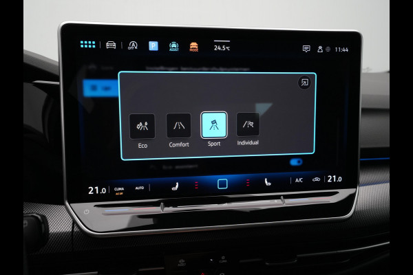 Volkswagen Golf 1.5 eTSI 116 7DSG R-Line Edition | 'App-Connect' draadloze smartphone integratie | Achterbank in ongelijke delen neerklapbaar incl. middenarmsteun en doorlaadmogelijkheid | Afstandscontrolesysteem (Front Assist)