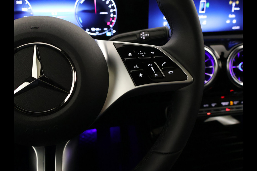 Mercedes-Benz A-Klasse 250 e Star Edition Luxury Line LIMITED | Nightpakket | Parkeerpakket met achteruitrijcamera | KEYLESS GO | Draadloos oplaadsysteem voor Smartphone | Extra USB-poorten | Dodehoekassistent | 	URBAN GUARD vehicle protection |