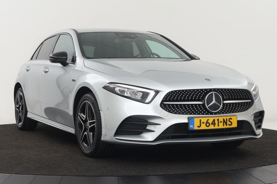 Mercedes-Benz A-Klasse 250e AMG Night | Stoelverwarming | Carplay | Widescreen | Sfeerverlichting | Camera | Leder/Alcantara | Navigatie | Full LED