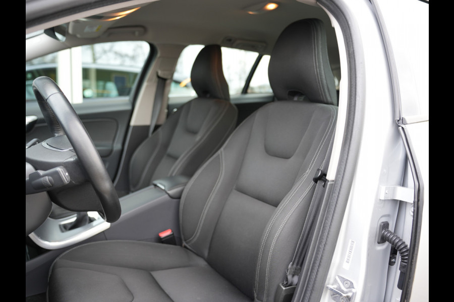 Volvo V60 2.0 T3 Kinetic | Navigatie | Climate Control | Stoelverwarming | Digital Dashboard