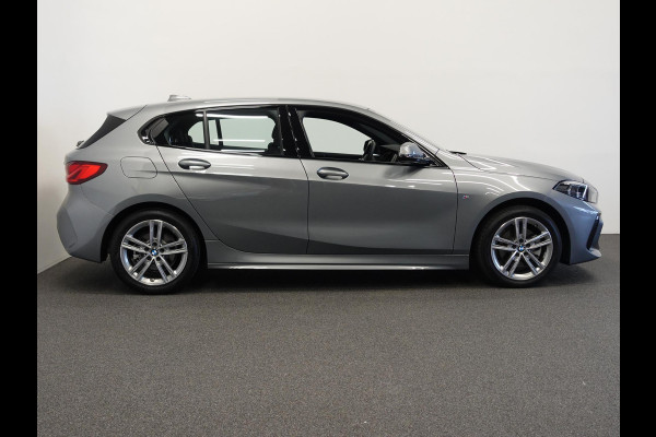 BMW 1-serie 118i M Sport Automaat | Climate control | Stoel verwarming | LED | Sfeer verlichting | Adaptive cruise control | Lichtmetalen velgen | Apple Carplay/ Android auto | Parkeersensoren